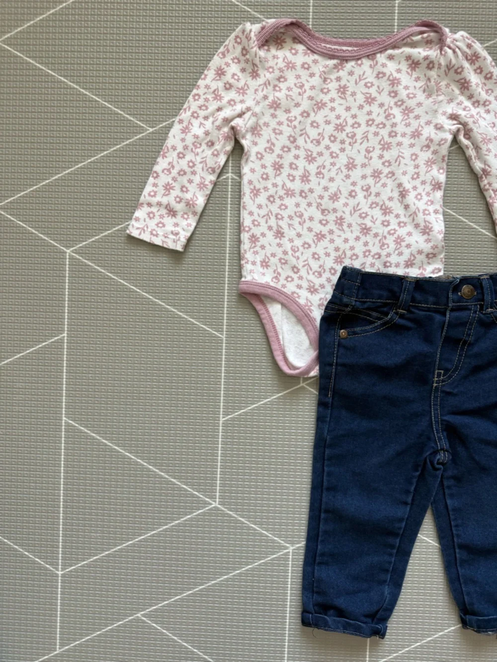 DKNY|Baby girl set,White & blush pink ditsy floral onesie & Dark Blue jeans•12M